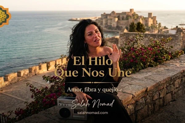Cantaora flamenca gitana en una terraza andaluza al atardecer. A su lado, una radio Panasonic R-441B y un hilo de fibra óptica dorado entre sus dedos. Al fondo, el mar Mediterráneo y la Alcazaba de Málaga.